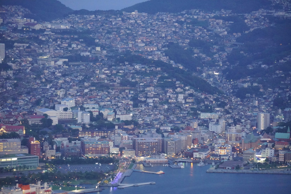 斜面の上の方は住宅街になっている。