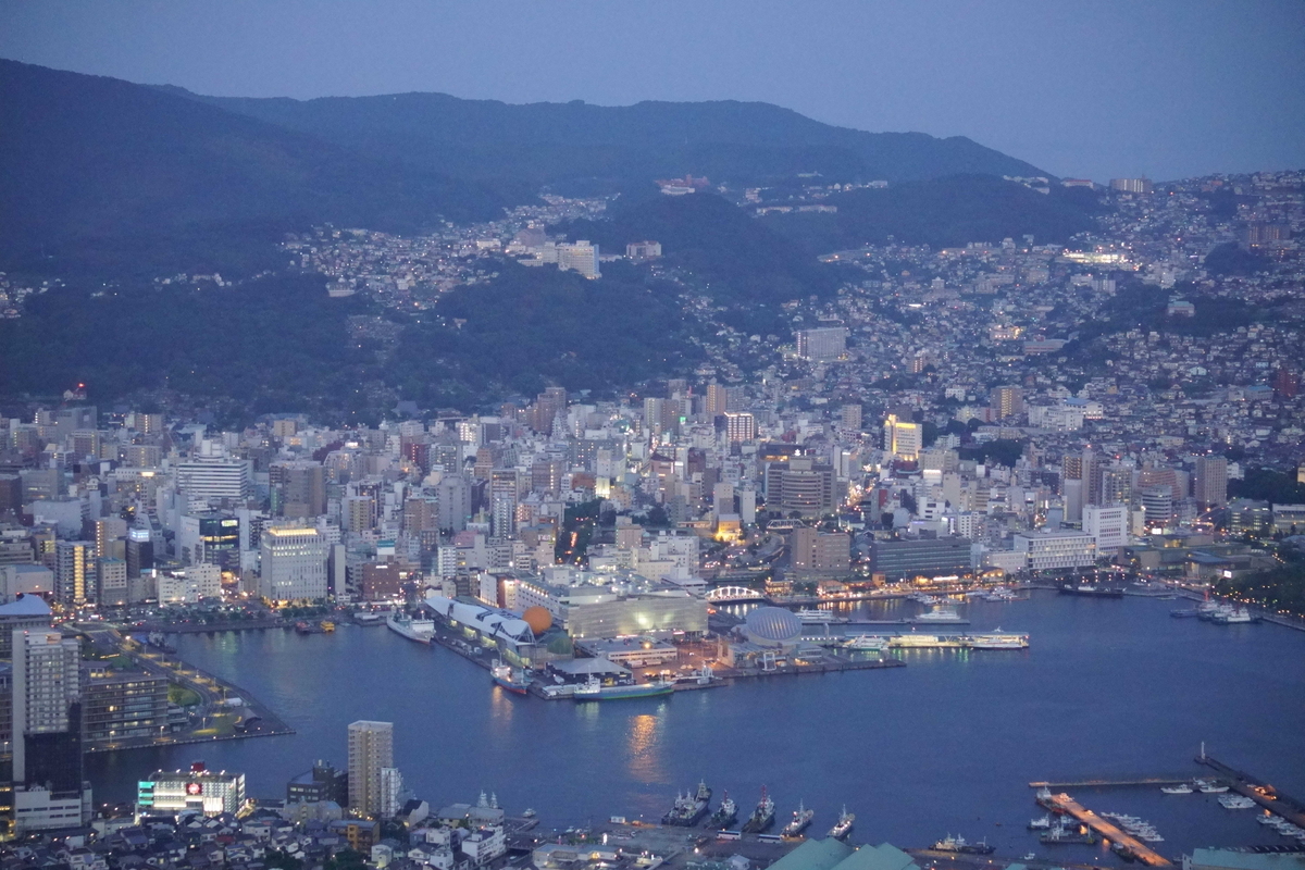 薄暗くなる長崎の中心街。