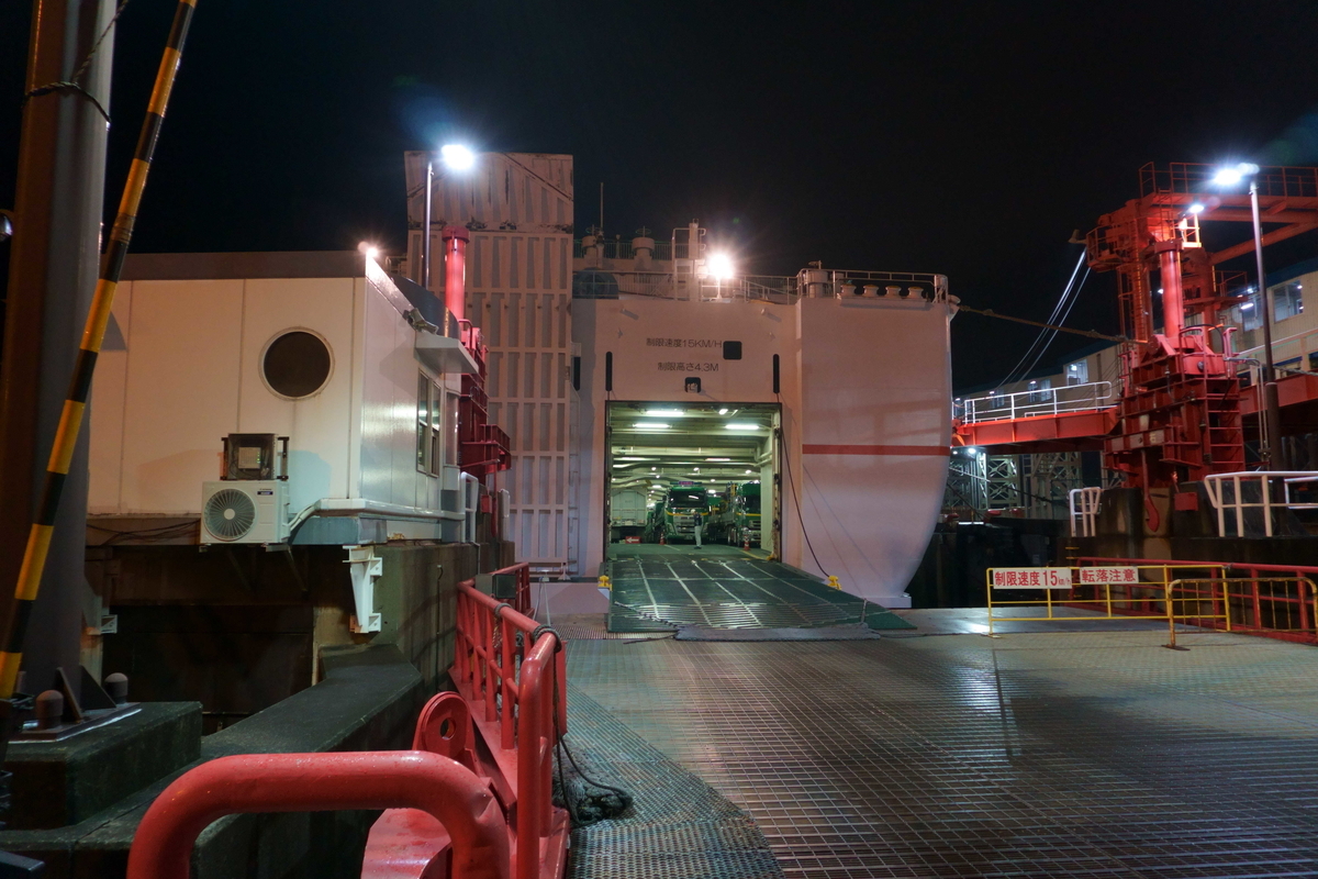 大阪南港からフェリーに乗り込む。