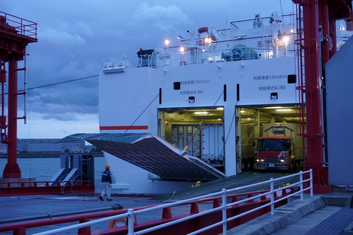 愛媛県東予港に着きフェリーを降りる。