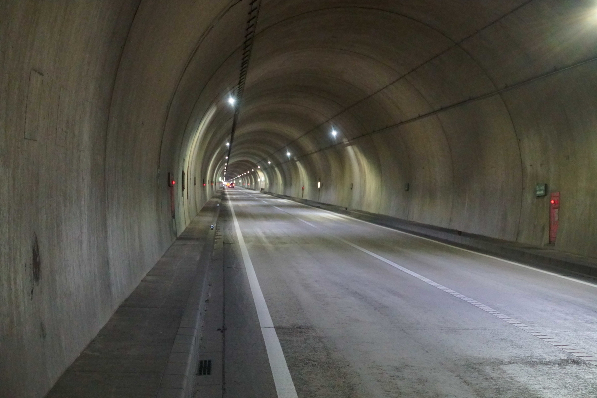 トンネル内は狭い。ゆるい登りになっており、2~30分走り続ける。