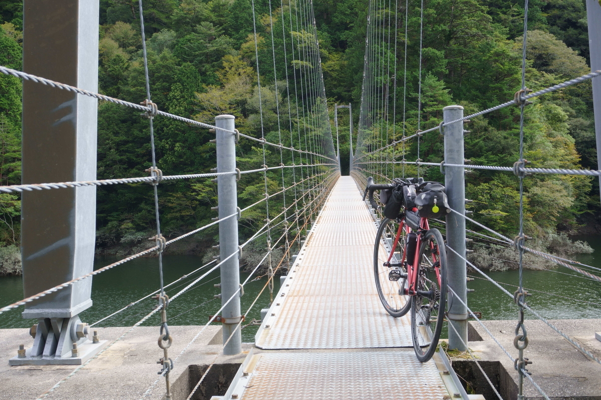 吊り橋があった。向こうに集落でもあるのだろうか。