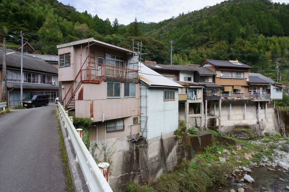 集落の真ん中にかかる橋。
