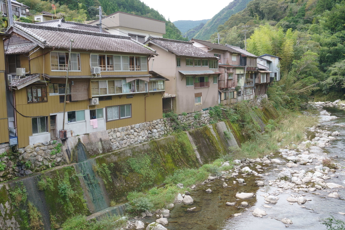 川のぎりぎりまで建物が並ぶ。