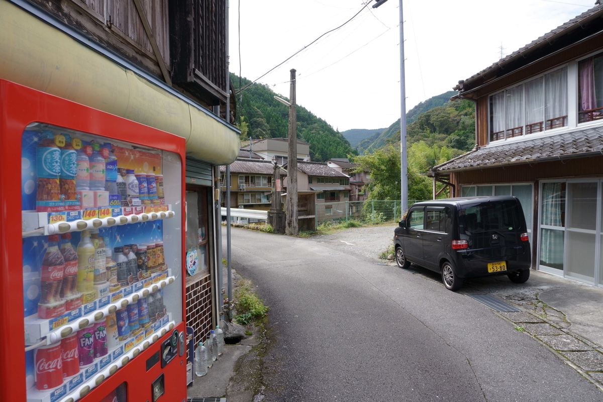 商店でクリームパンを買う。