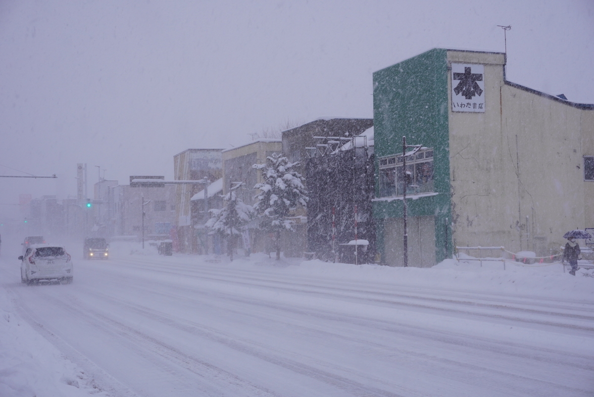 砂川にはお菓子屋が並ぶ「スイートロード」がある。