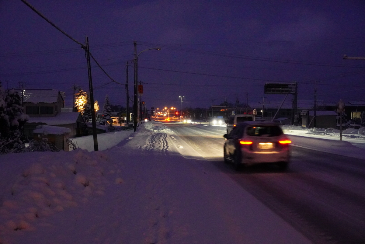 雪道をひたすら歩く。
