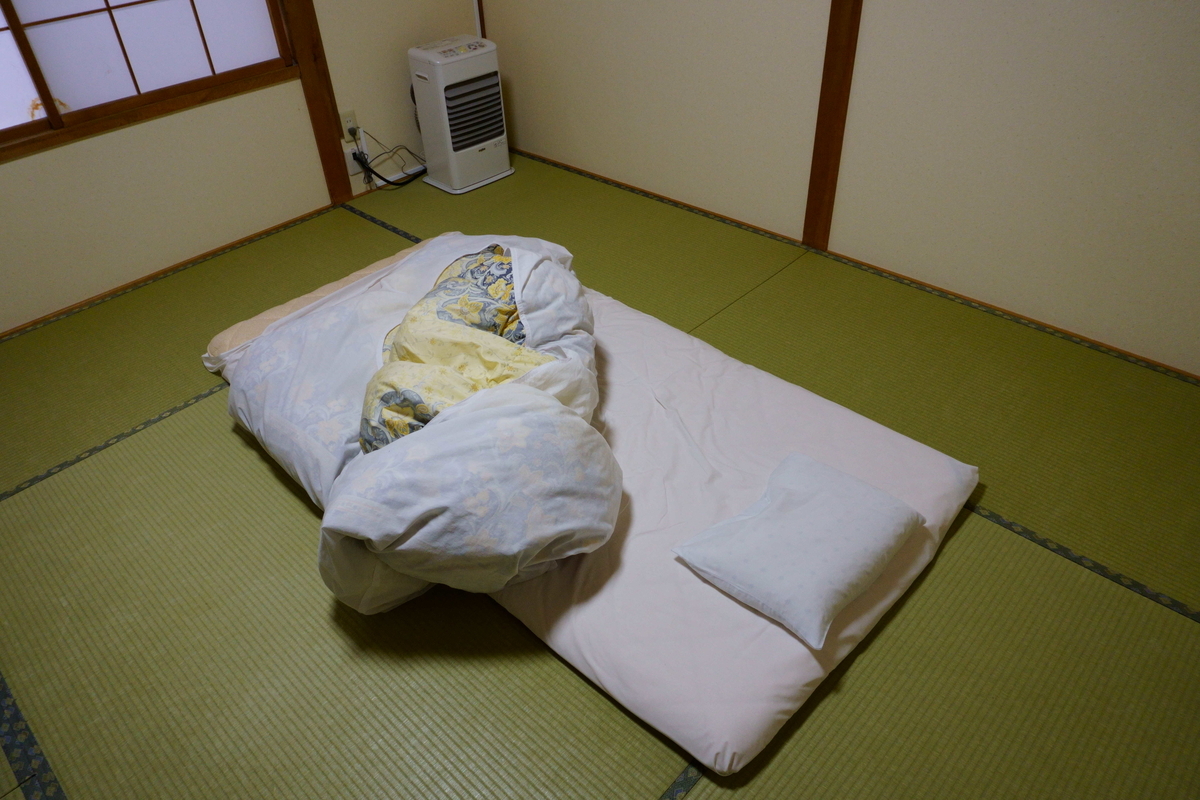 ガスストーブの効いた部屋で布団にくるまったら出れなくなった。