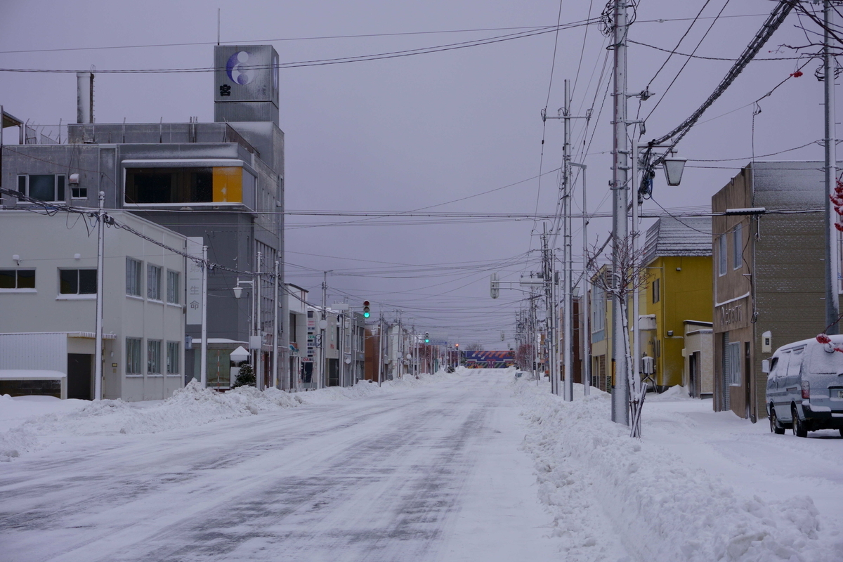 奥に羽幌駅跡が見える。