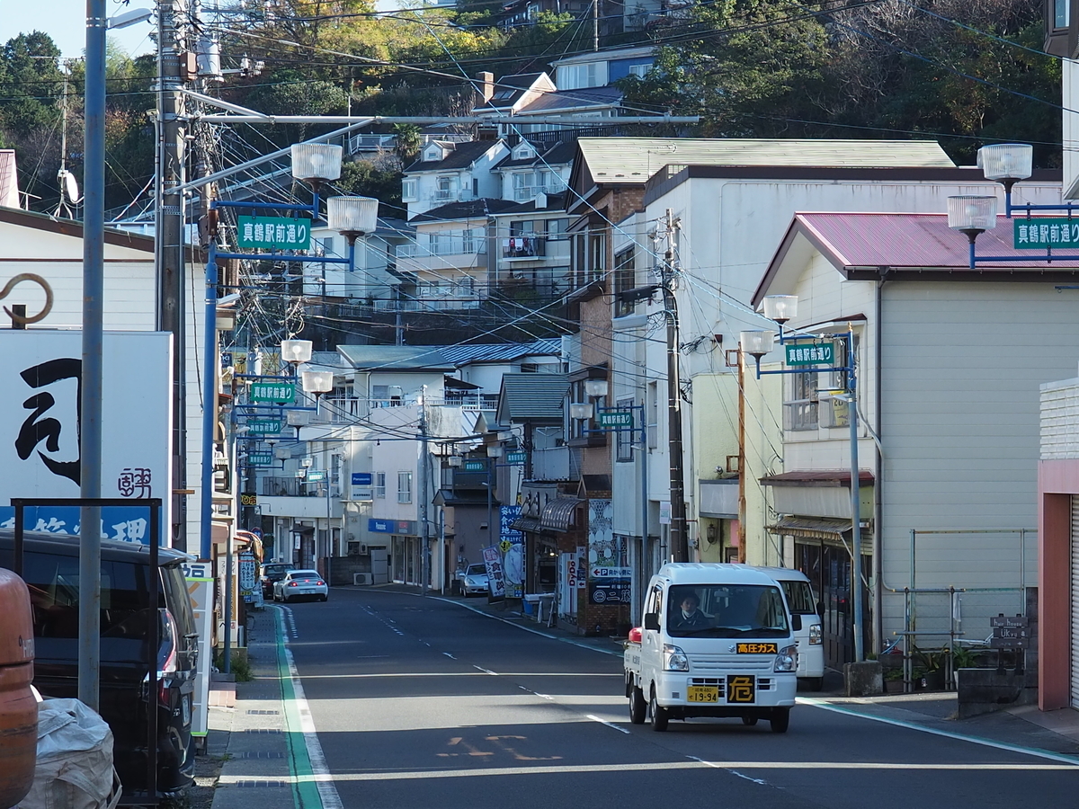 真鶴駅から港へ向かう真鶴駅前通り。