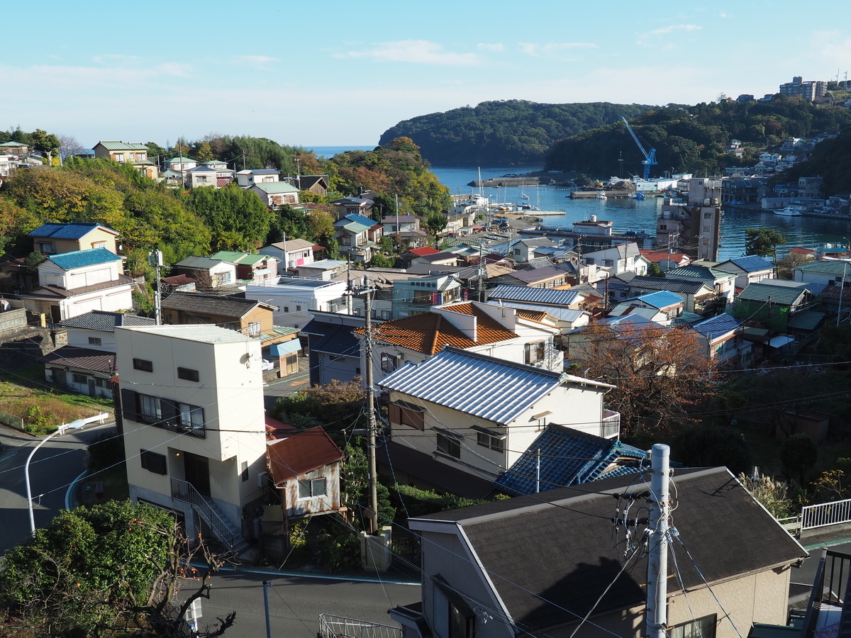 真鶴の街を見下ろす。