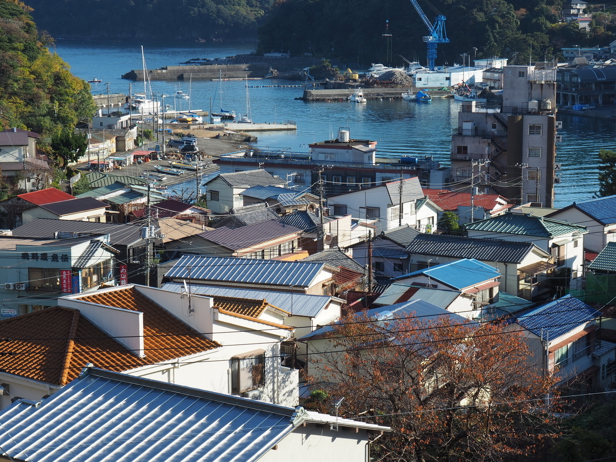 港の近くには旅館が一つ建っている。