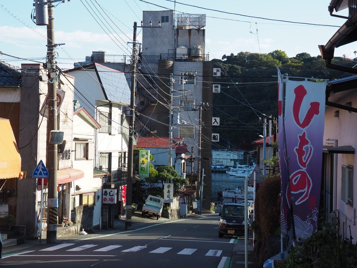 向こうには海が見える。