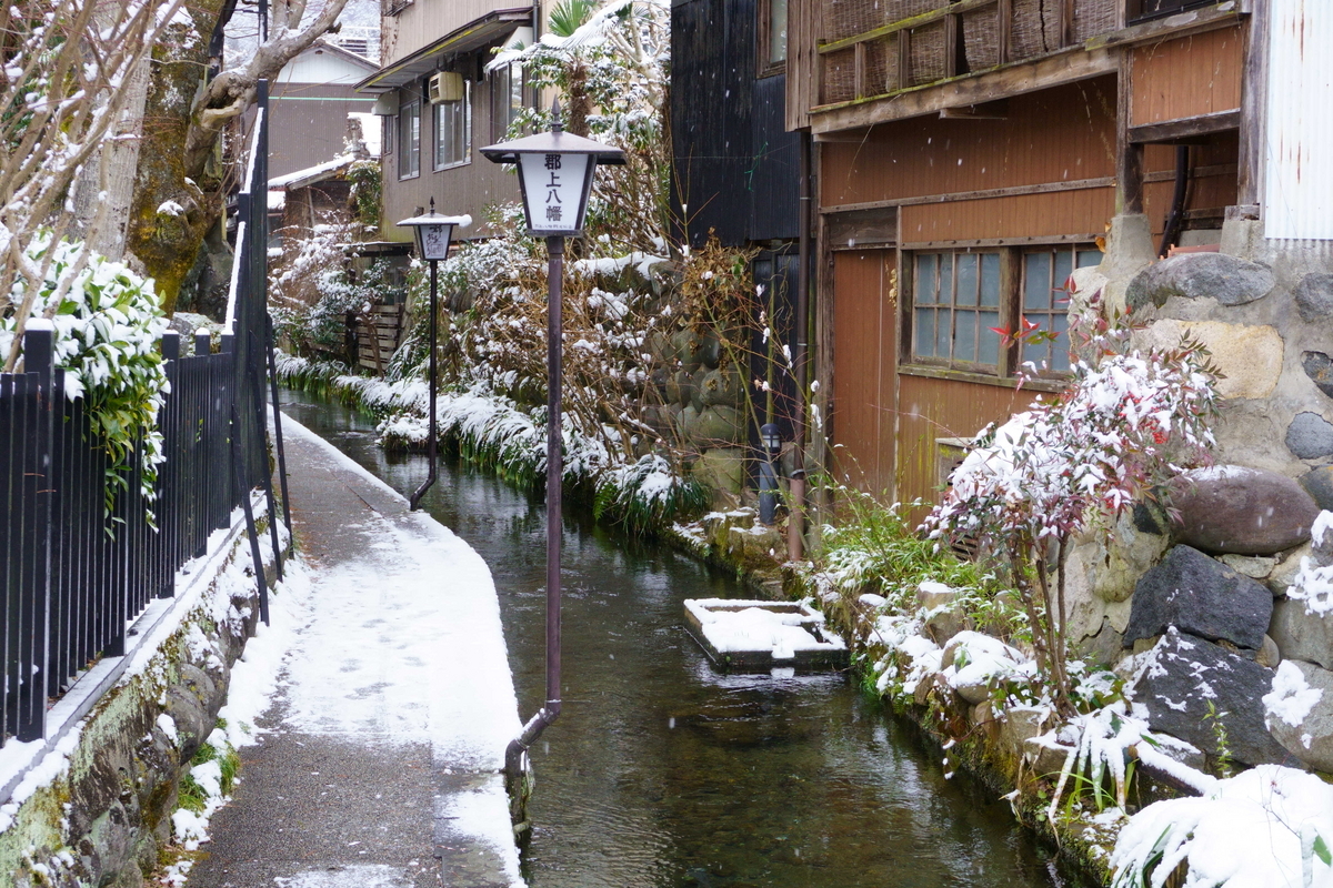 家々の間を水路が流れる。