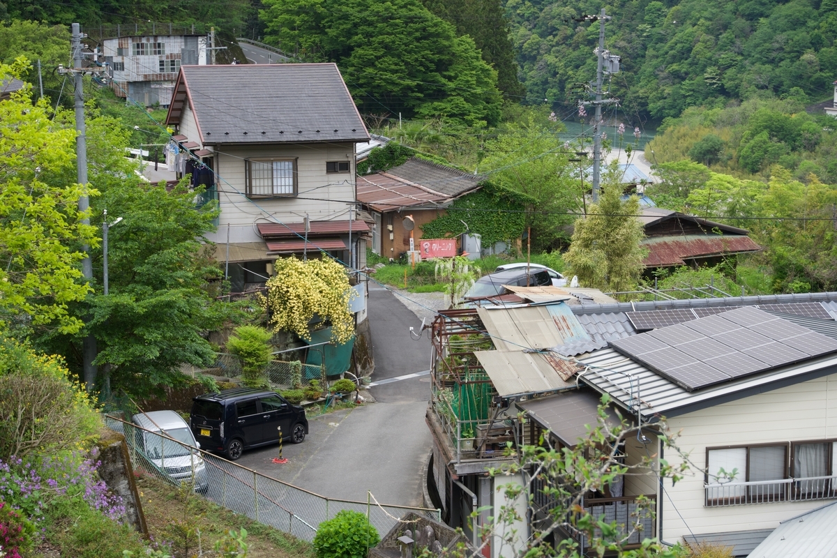 国道418号線と川の間にも民家が並ぶ。