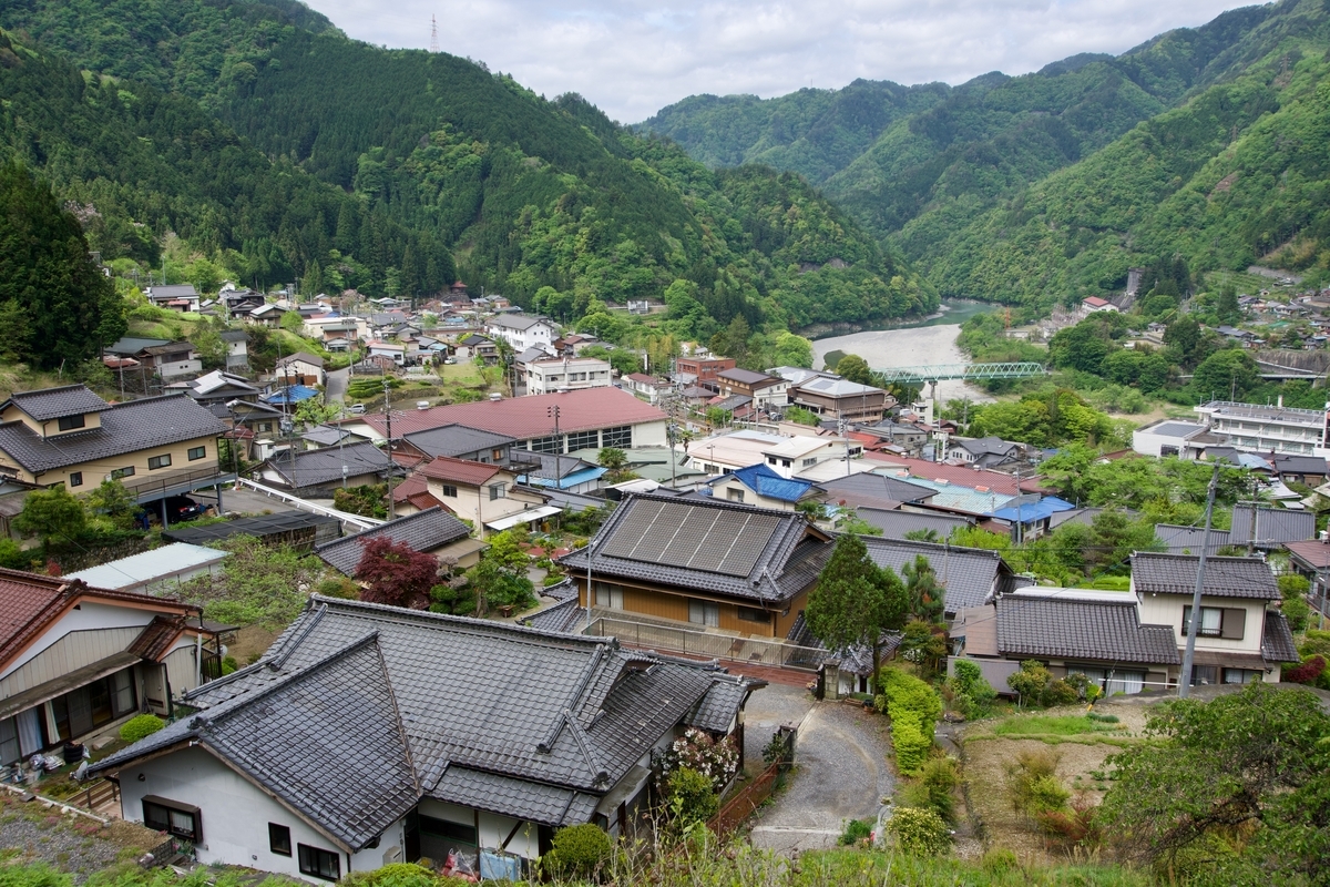 高台から街全体を見下ろす。
