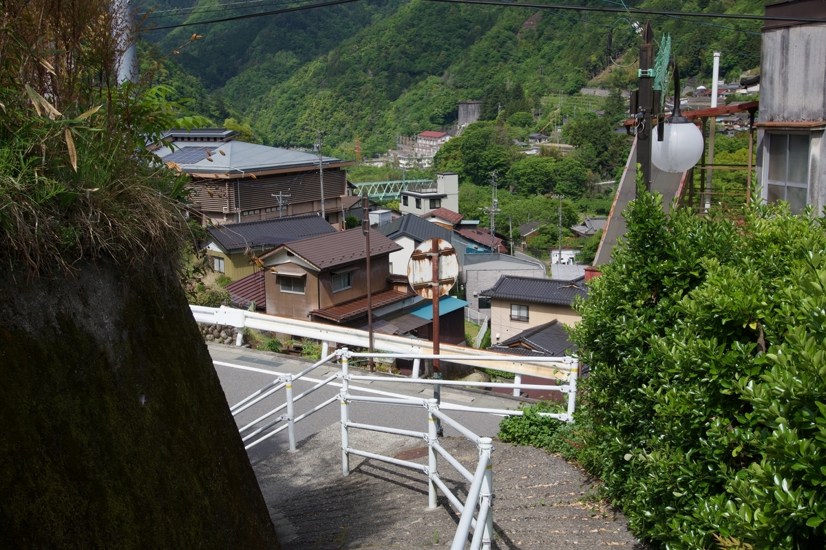 高台へと続く道。
