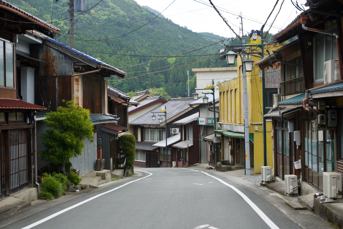 浦川の街並みと書店跡。