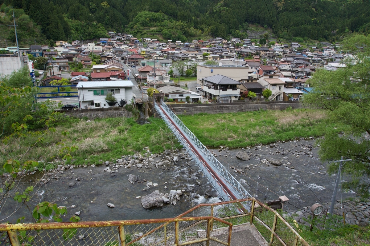 水窪駅前からは集落が見渡せる。駅から集落に向かうには吊り橋を渡る必要がある。