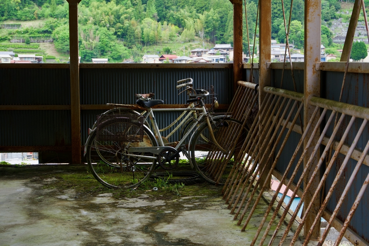 駅前の駐輪場。いつから停められているのだろうか。
