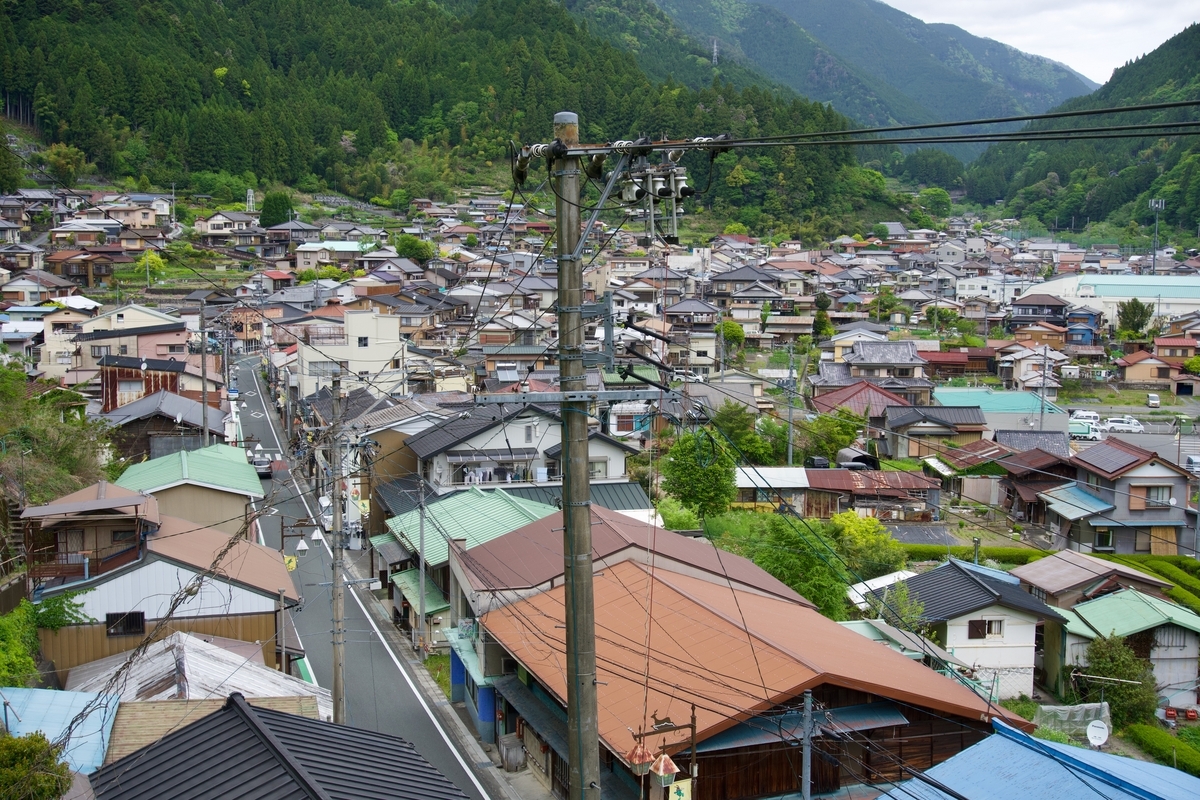 高台から街道沿いを見渡す。