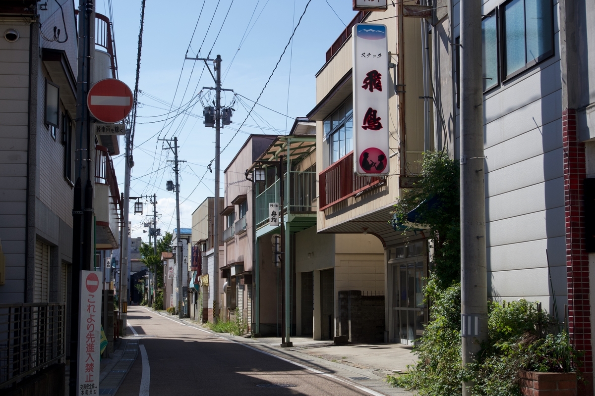スナックや空き商店が並ぶ