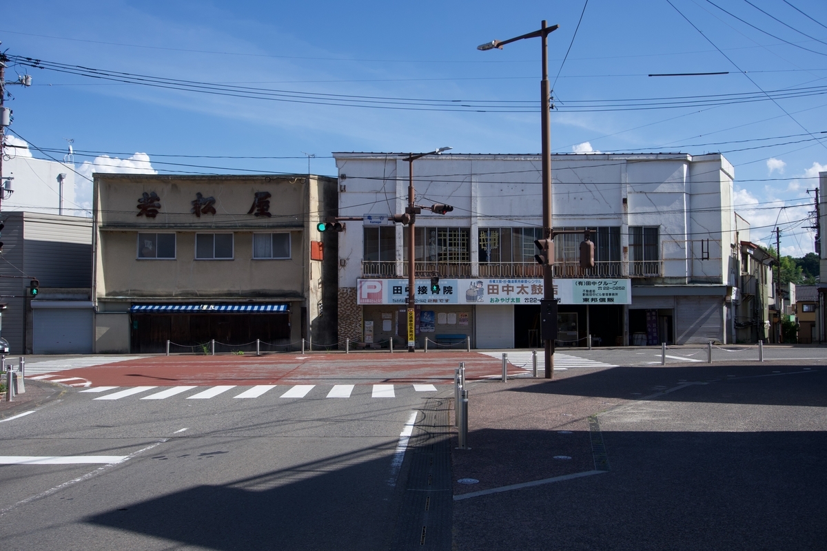 太鼓屋があり、太鼓が店先に並んでいた