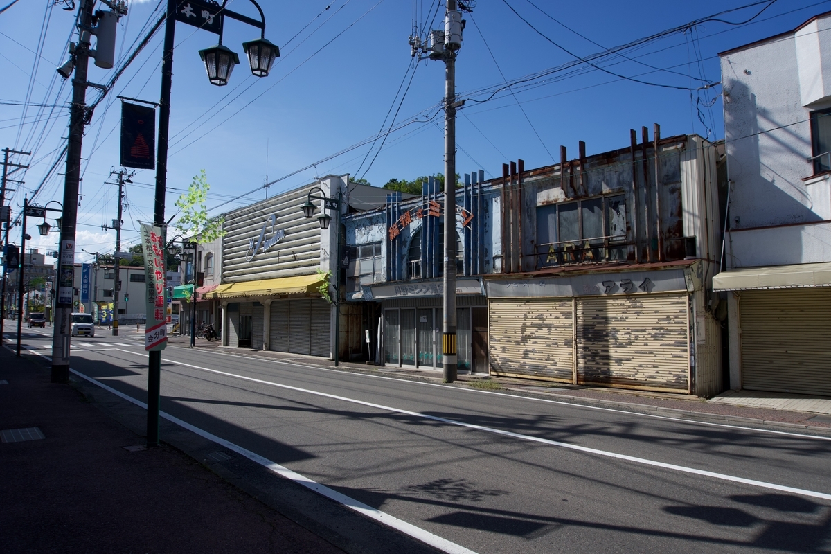 看板建築が並んでいる。凝っていておもしろい