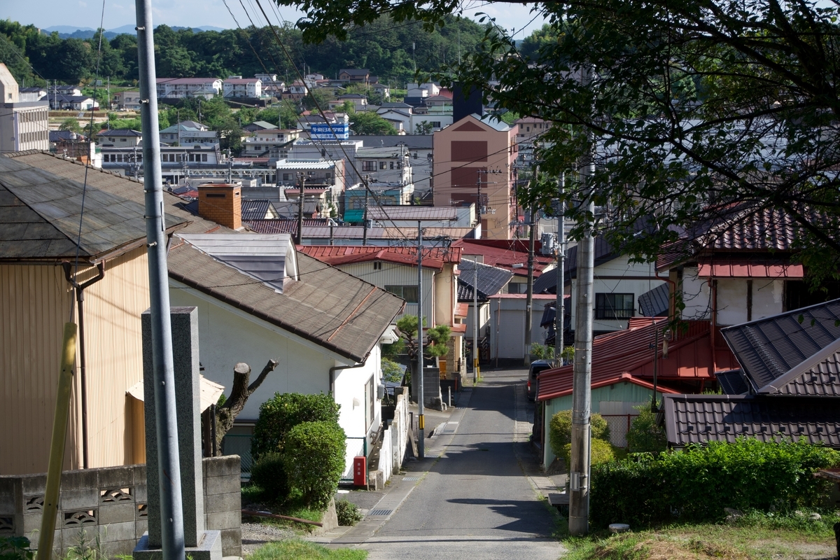 坂の上から街を見渡す
