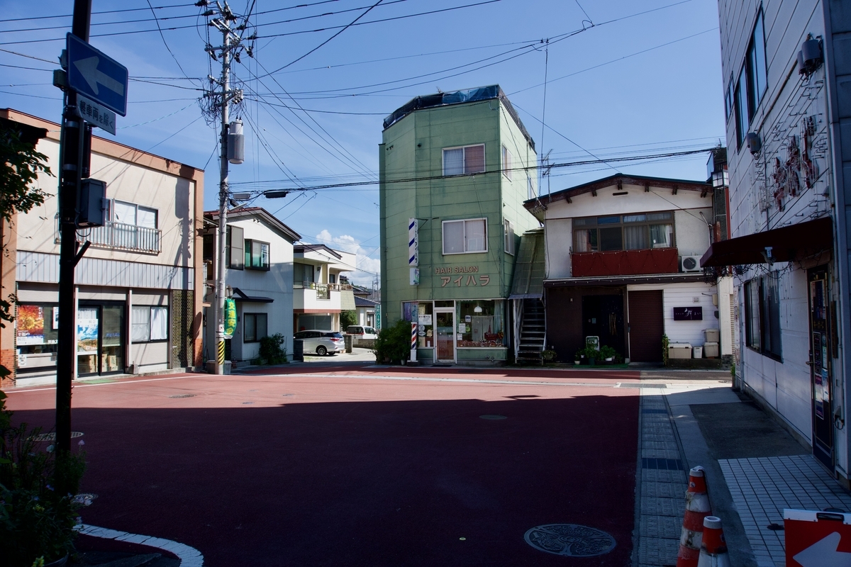 十字路を眺める