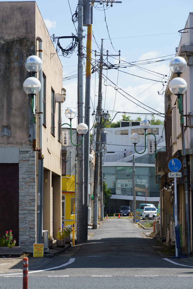 奥には再開発でできたであろう図書館兼美術館