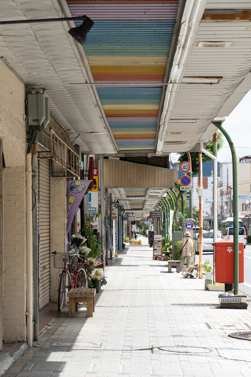 アーケードの屋根は虹色でかわいい