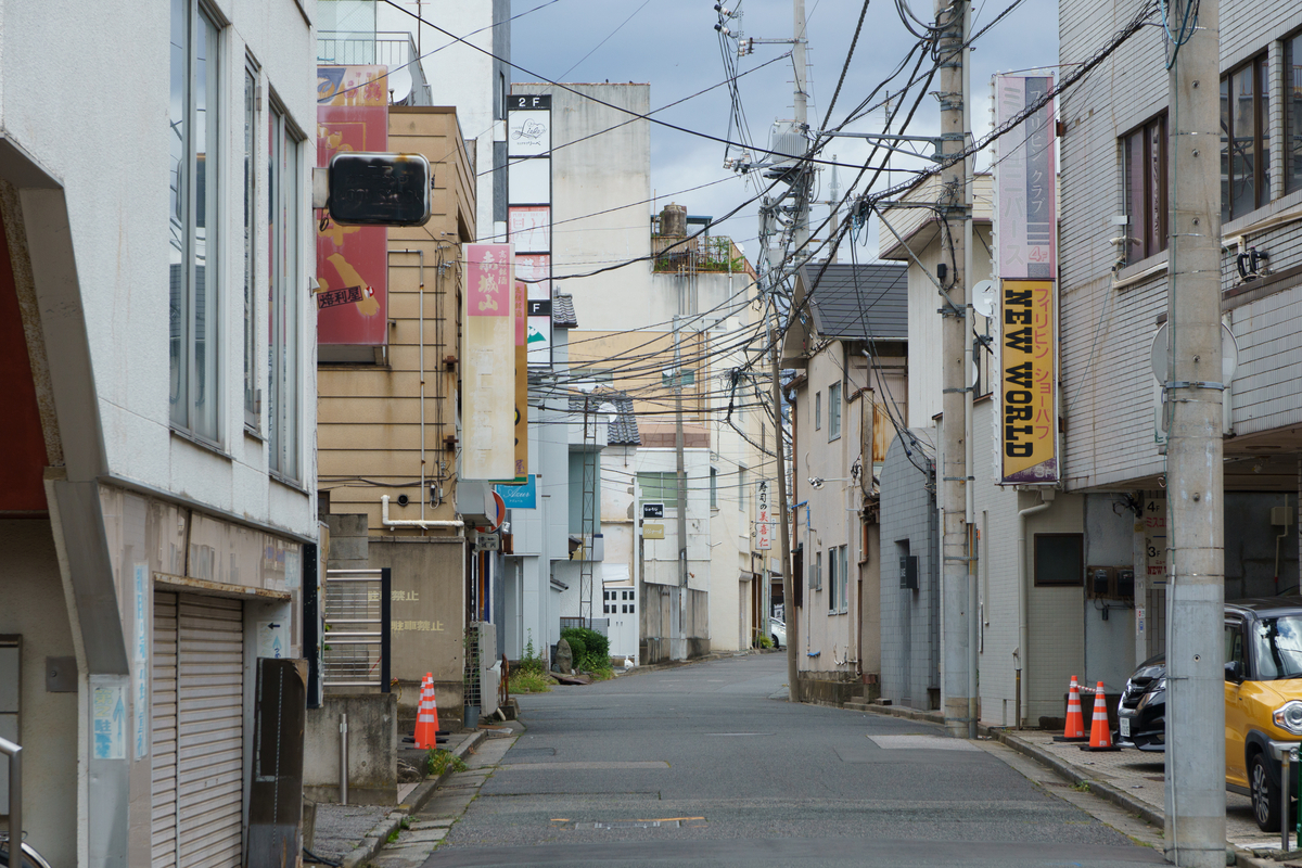 どこを見てもスナックやら居酒屋がある