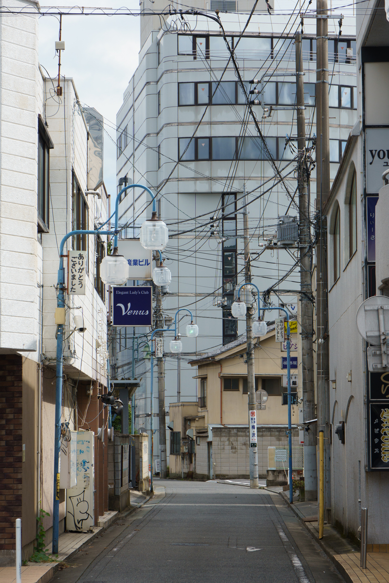 奥のビルのテナントはほぼスナックやフィリピンパブ