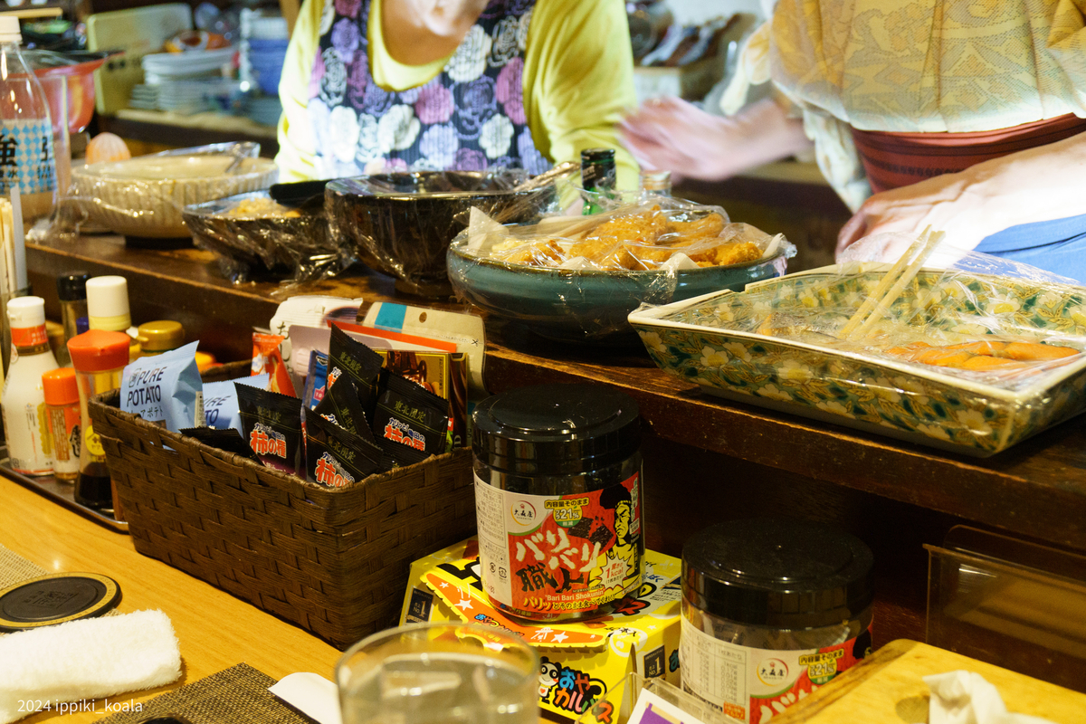 カウンターには料理が並ぶ