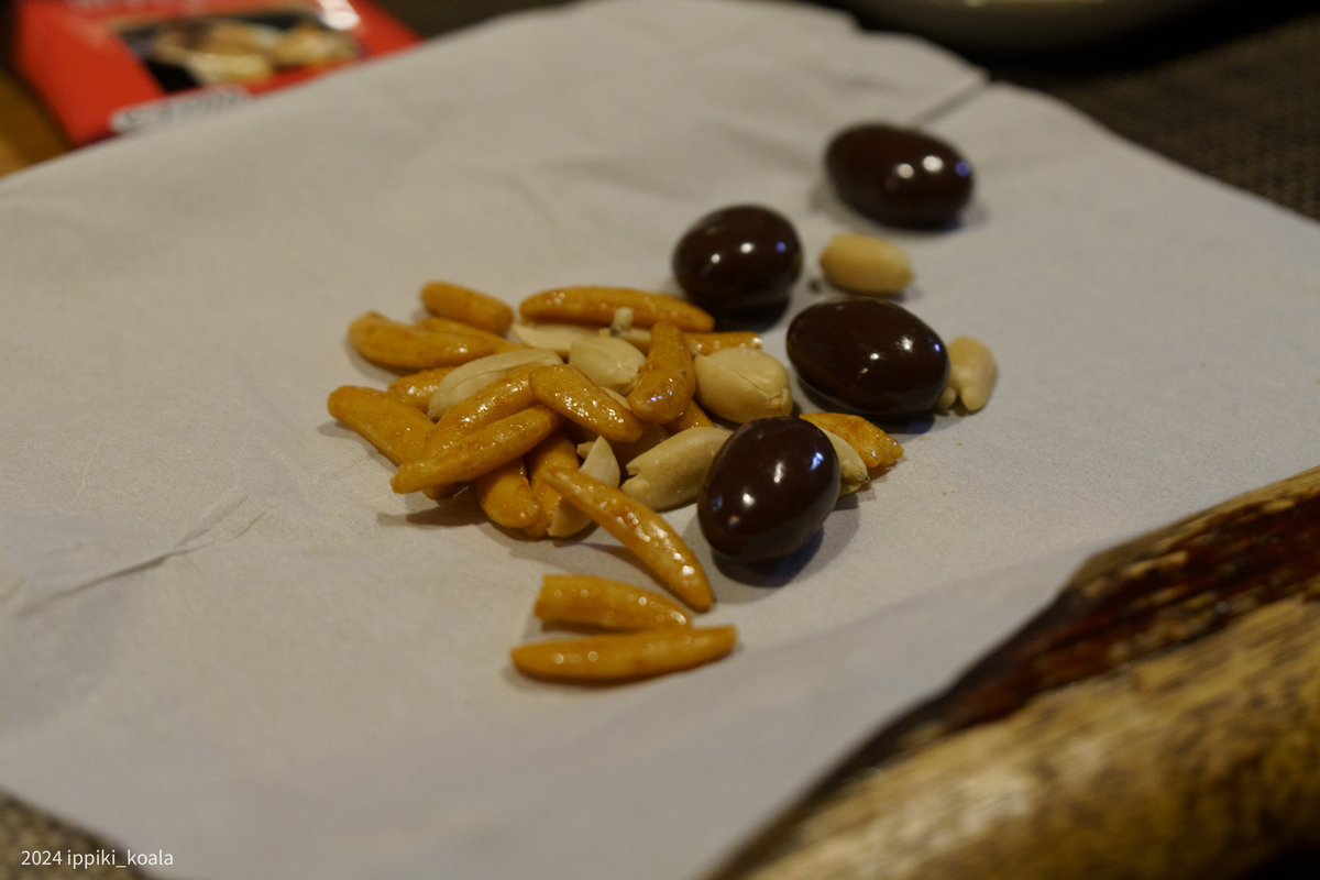 柿ピーとアーモンドチョコの組み合わせ