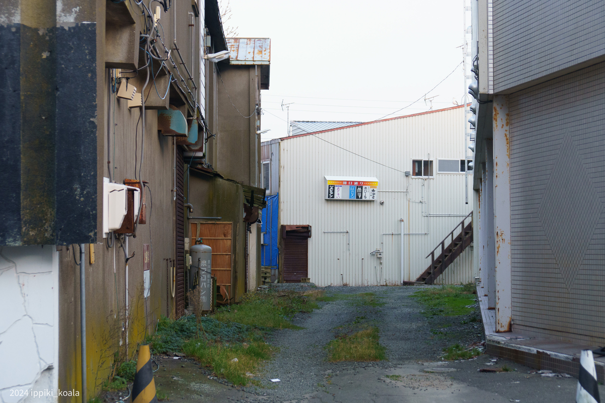 路地の奥にもスナックが