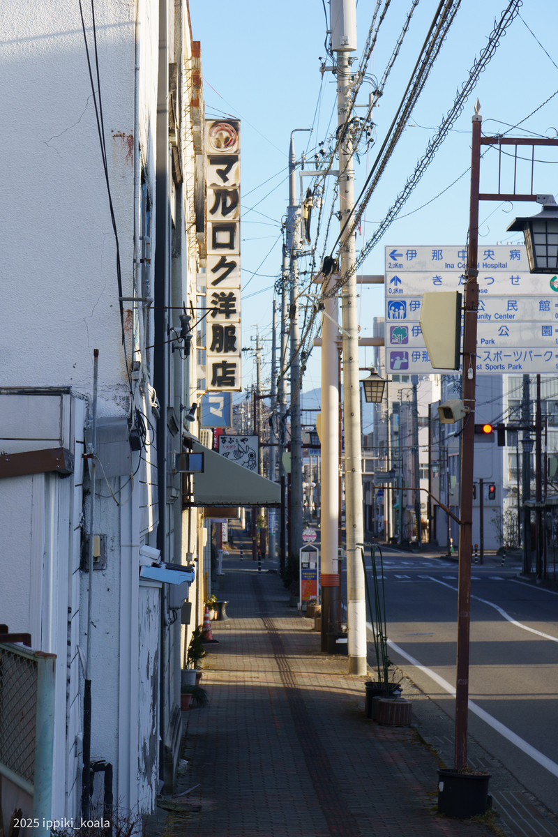 Y字路の先の路地に入ります