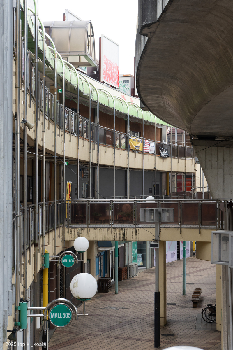 誰もいない施設のカーブが美しい