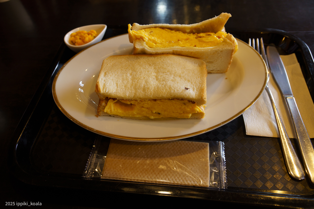 妻と来た時は厚焼き卵サンドとマンゴージュースを
