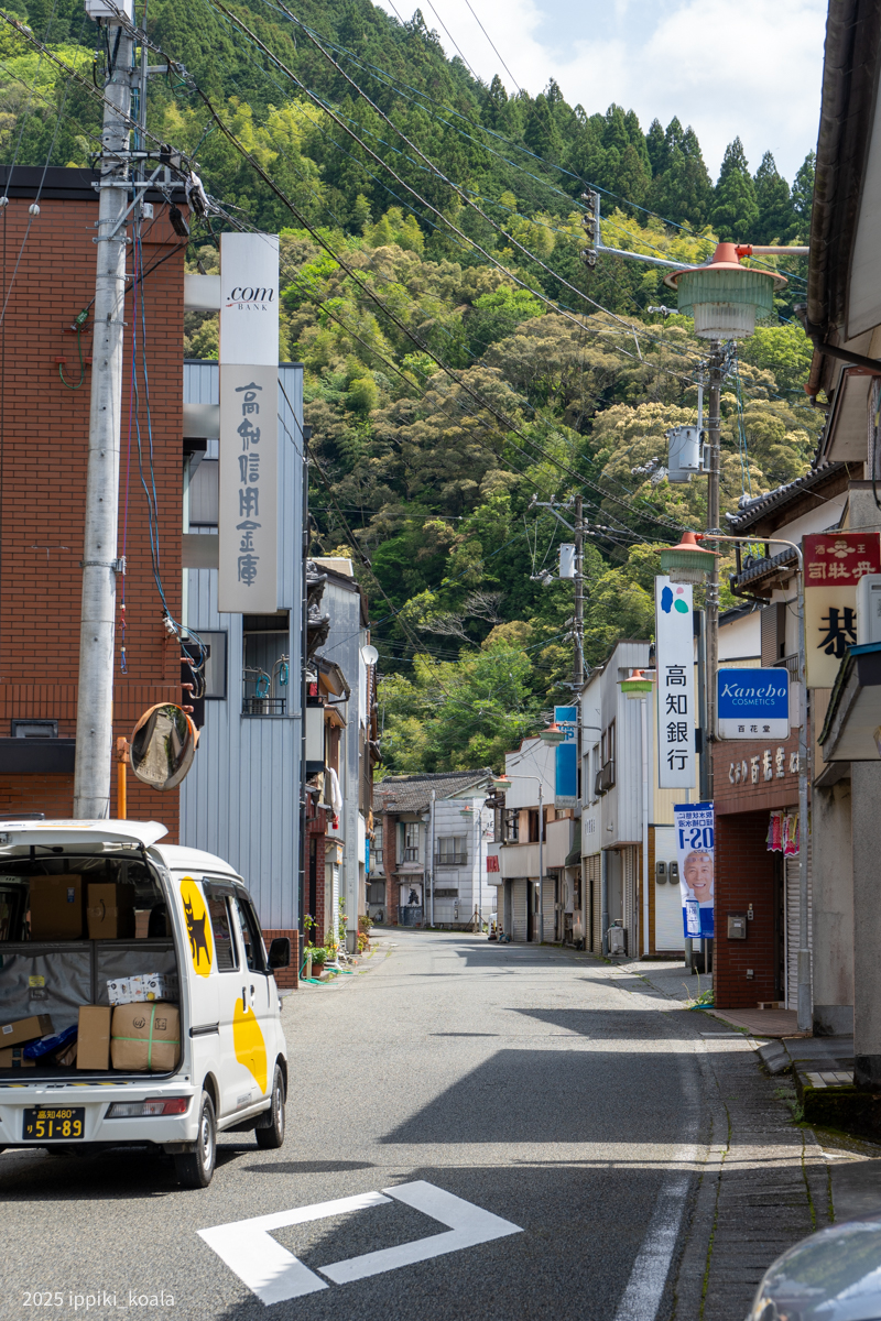 地元銀行の看板は風情があるよね