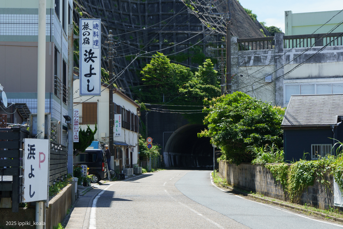町のすぐ裏に次の町につながるトンネルがある