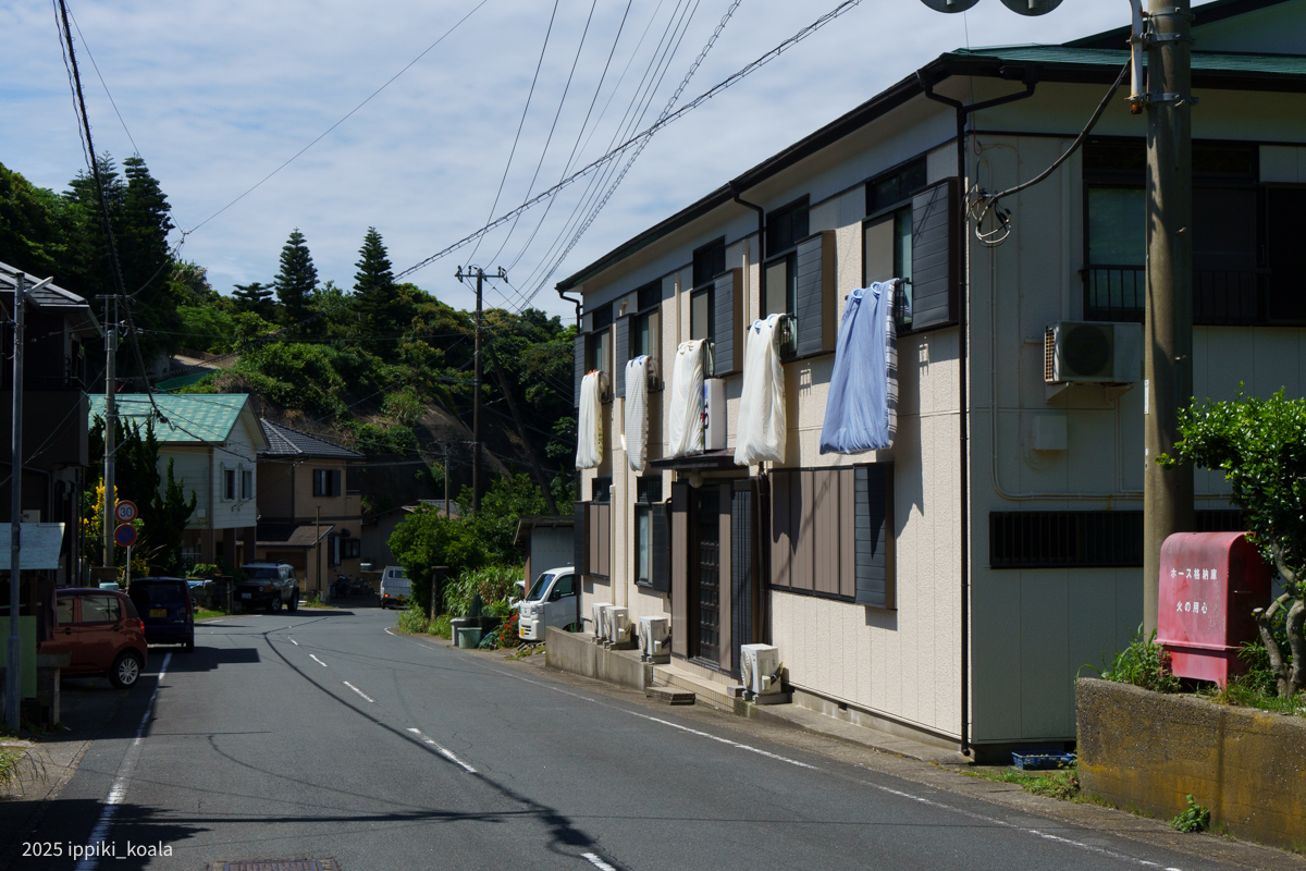釣り客なのか民宿には布団が干されていました
