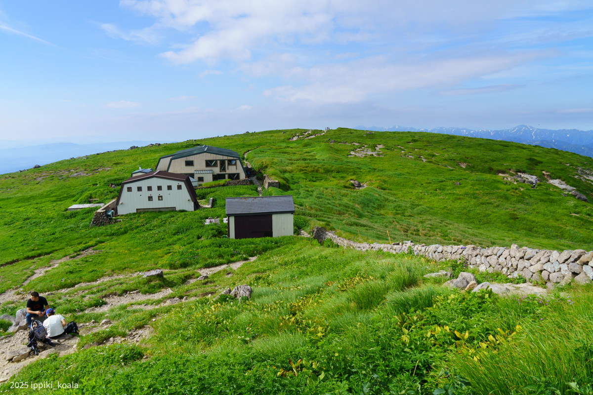山頂では朝早いですがもう登り終えた方々が休憩していました