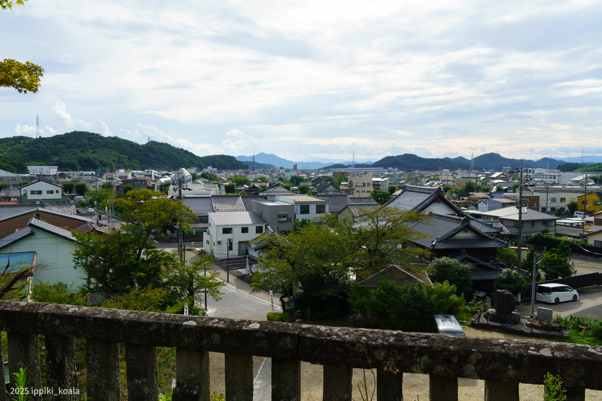 高台になっており街を見渡せる