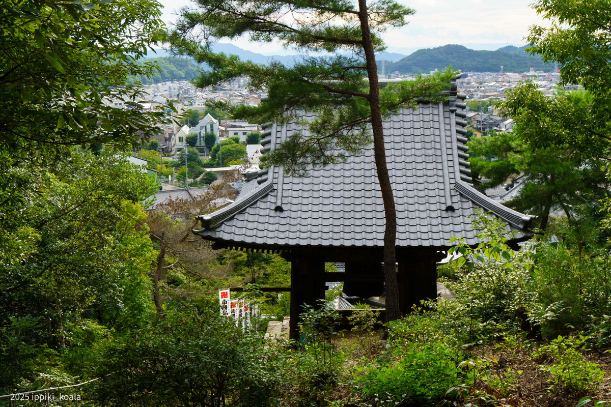 大きな鐘があり、外国人の方が鳴らしていました