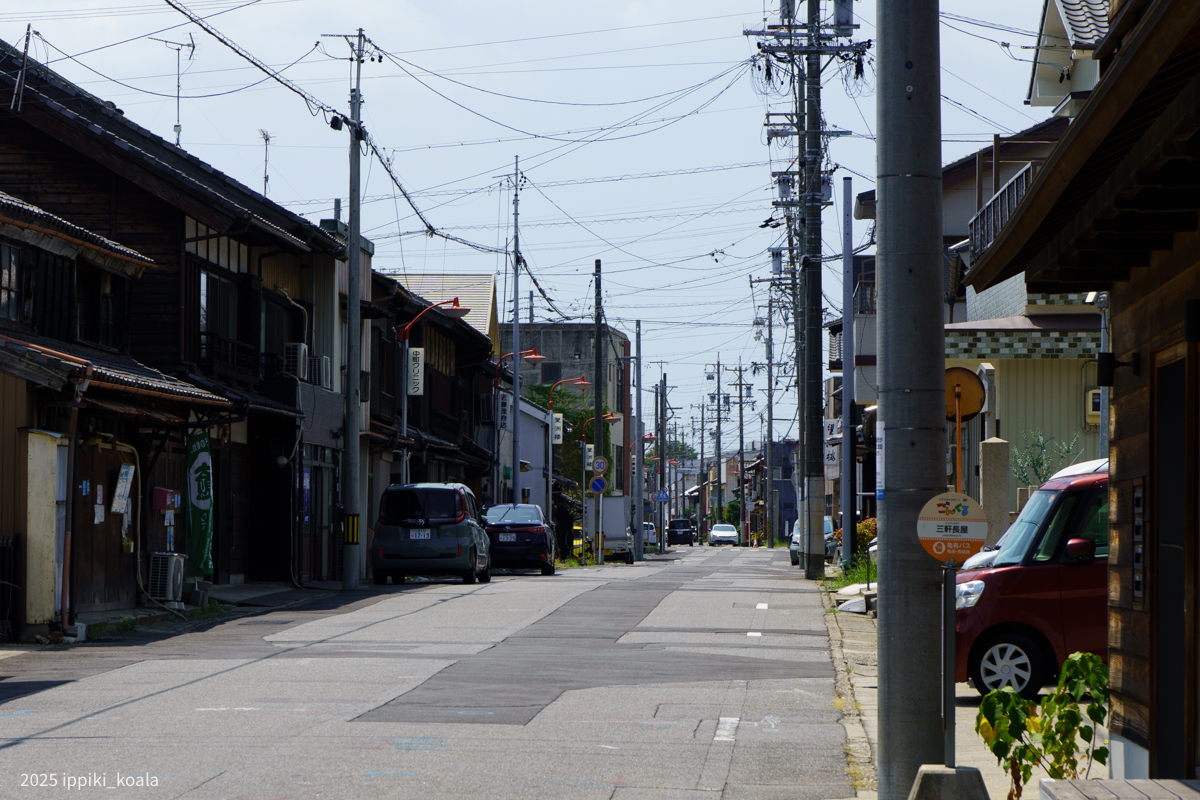 港町の旧道って感じ