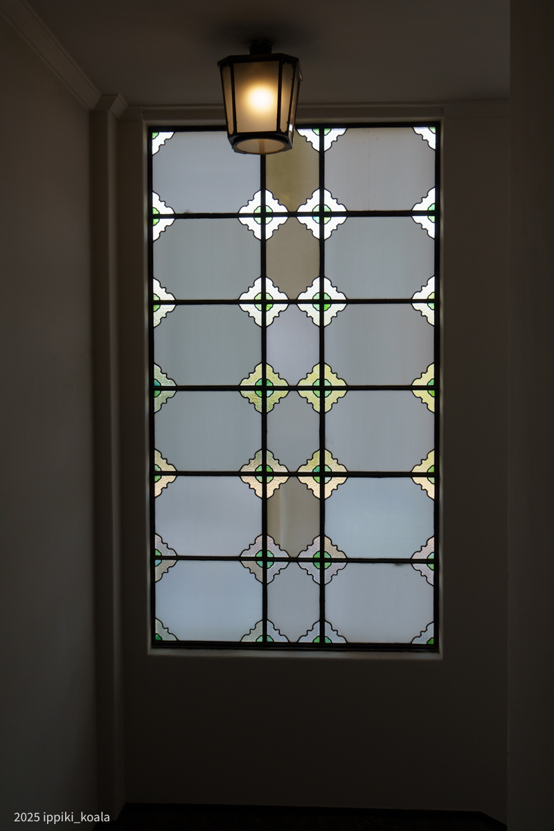 階段もありステンドグラスがかわいかった