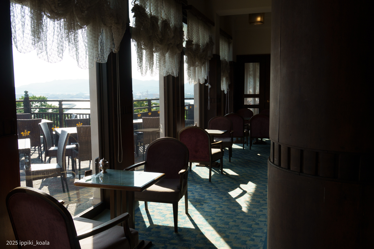 ロビーやバルコニーにも席があり、空いていればラウンジ内の席と3択で選ぶことができる