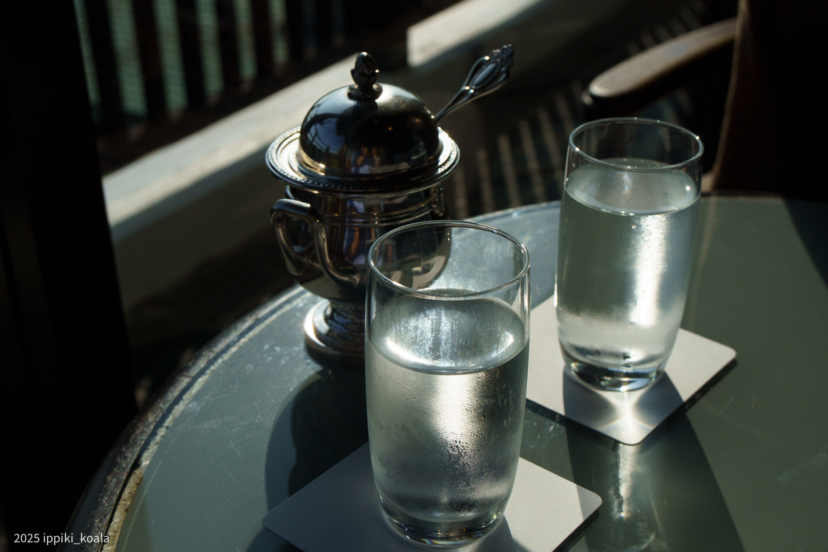 食器もよいものなんだろうな〜感に溢れている